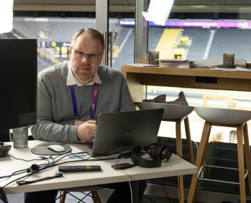 Florian Gypser auf der Loge mit Blick ins Stadion