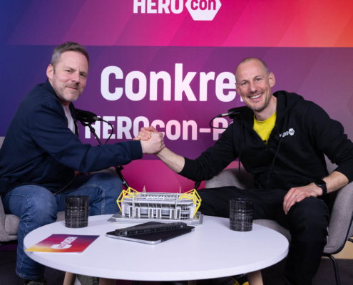Robert Bittig und Michael Kessler mit Handschlag im Podcaststudio