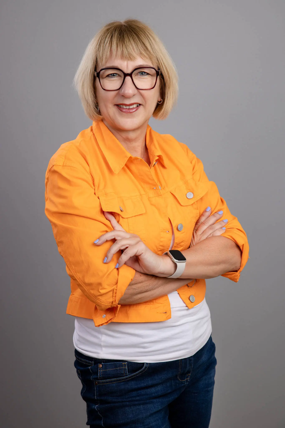 Business-Fotografin Karina Schuh Portrait mit verschränkten Armen, natürliche Lichtführung im Studio