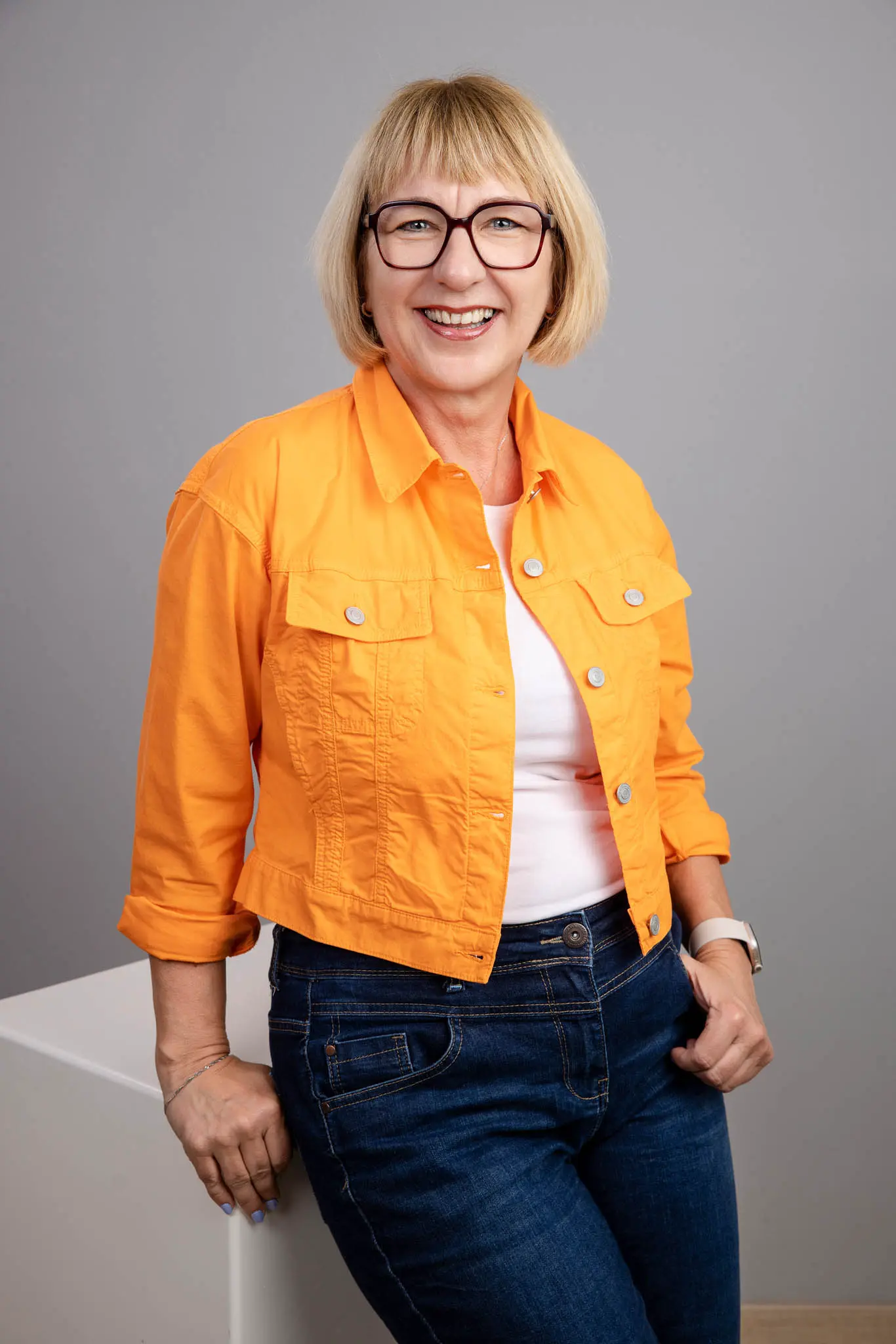 Personal Branding Fotografin Karina Schuh bei der Analyse von Bildinhalten für barrierefreie Webseiten