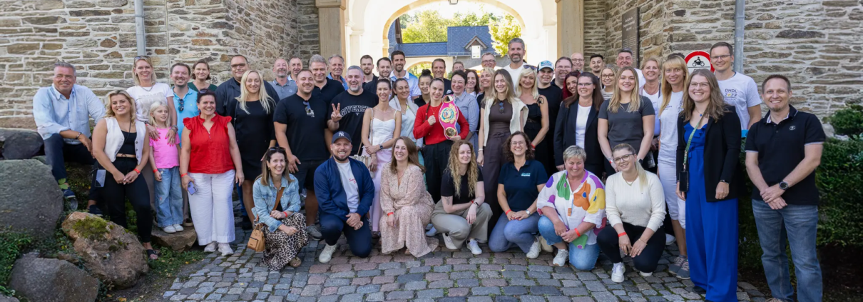 Gruppenfoto beim Höhle der Löwen Gründer Treffen 2025 im Hofgut Georgenthal mit Gründern, Speakern und Influencern