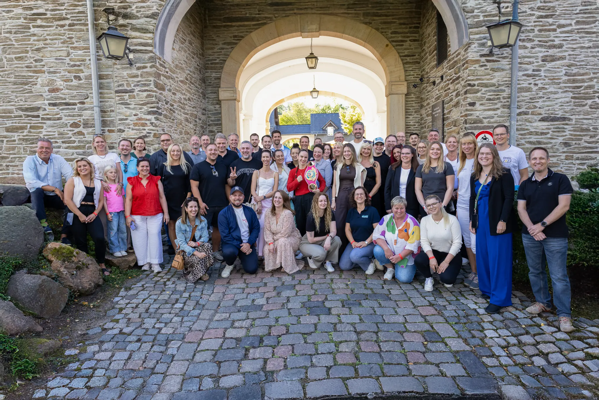 Gruppenfoto beim Höhle der Löwen Gründer Treffen 2025 im Hofgut Georgenthal mit Gründern, Speakern und Influencern