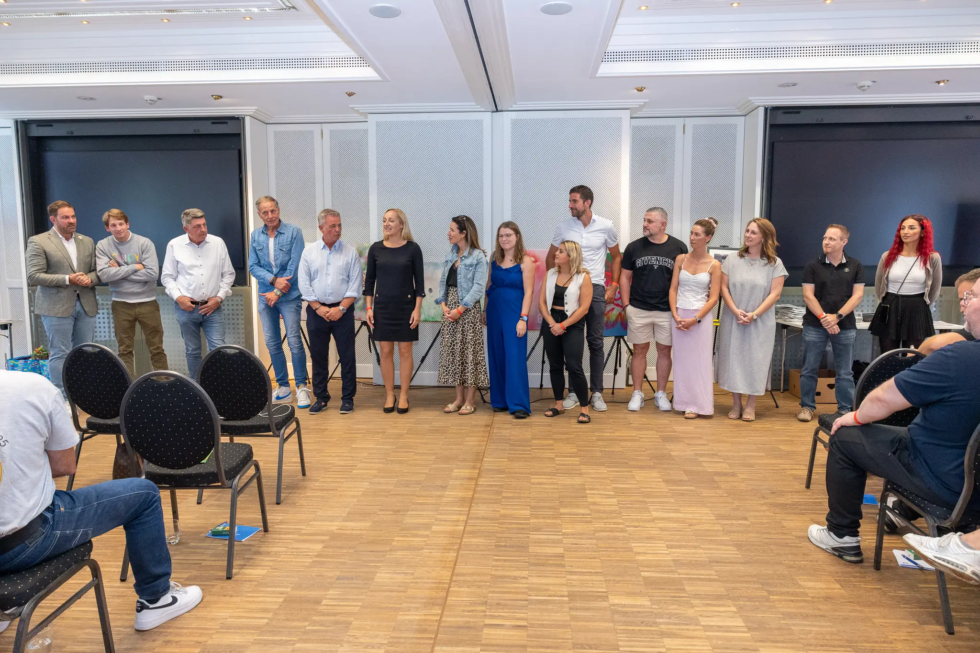 Influencer, Organisatoren Valeria de Graaff und Kai Döringer, Gründer Philip Hitschler (Hitschies) sowie Landrat Sandro Marc Zehner beim Höhle der Löwen Gründer Treffen 2025 im Hofgut Georgenthal.