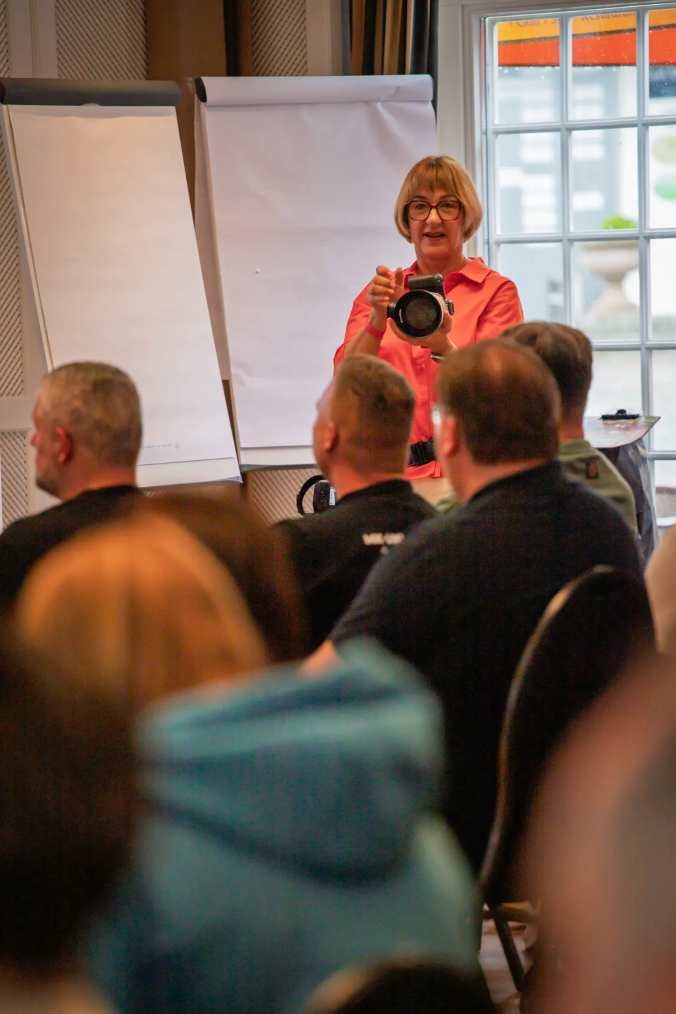 Fotografin Karina Schuh beim Höhle der Löwen Gründer Treffen 2025 im Hofgut Georgenthal – Personal Branding Fotografie live während der Vorträge