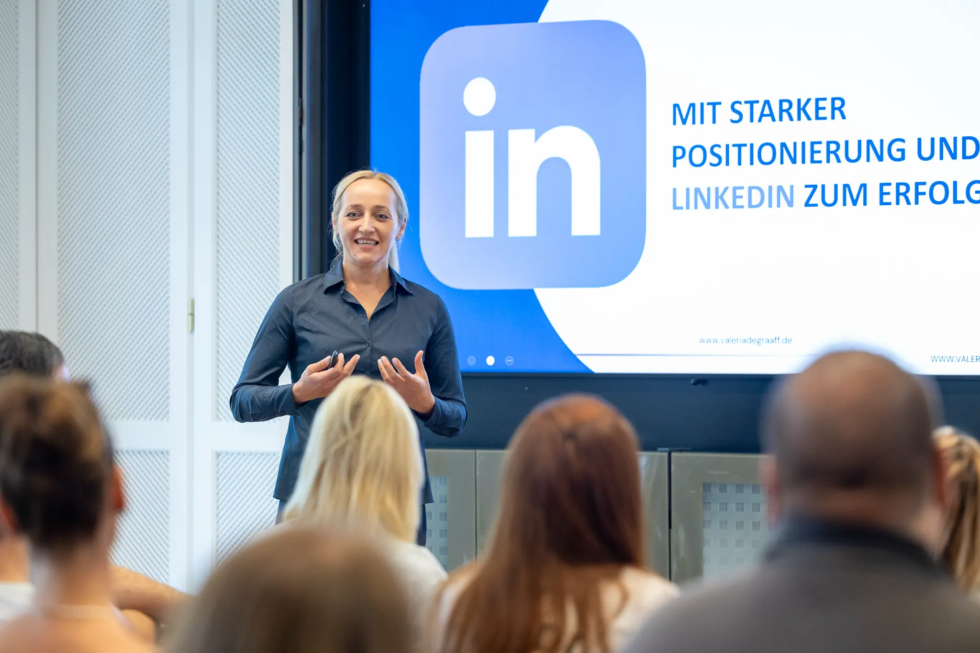 Valeria de Graaff beim Vortrag über LinkedIn beim Höhle der Löwen Gründer Treffen 2025 im Hofgut Georgenthal