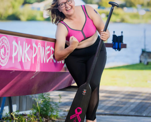 pink-paddler-Pink-Power-Bettina-portrait-koblenz Bettina mit Paddel vor dem Boot Pink Power – Pink Paddler Koblenz Fotokampagne Brustkrebs Sichtbarkeit