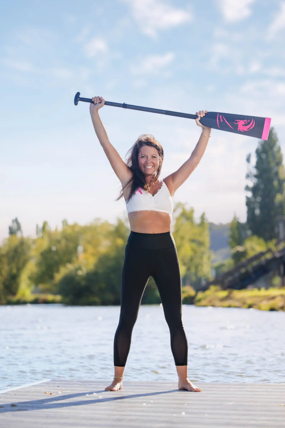 Diana mit dem Paddel in der Luft – Pink Paddler Koblenz Fotokampagne Brustkrebs Sichtbarkeit