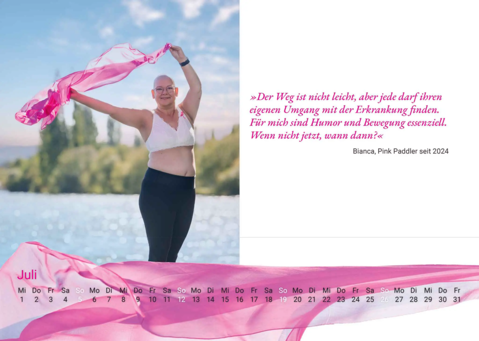Auszug aus dem Kalender 2026 der Pink Paddler Koblenz - Bianca mit dem Tuch nach oben und Zitat