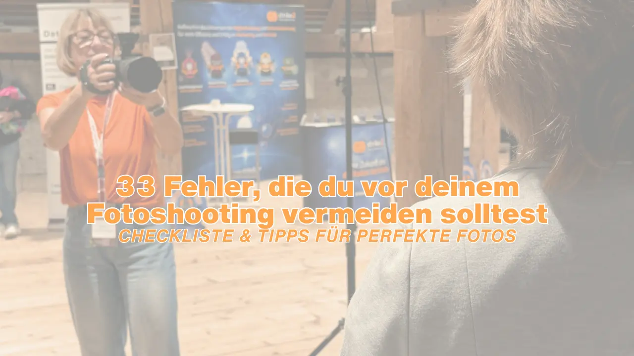 Fotografin im orangefarbenen Shirt hält die Kamera und fotografiert eine Person in hellem Raum bei einem Fotoshooting-Event. Text im Bild: „33 Fehler, die du vor deinem Fotoshooting vermeiden solltest. Checkliste & Tipps für perfekte Fotos.“
