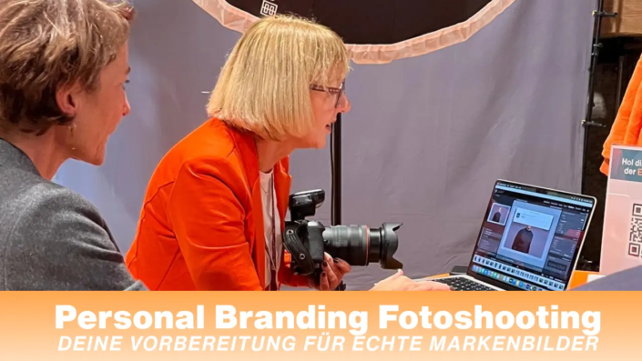 Karina Schuh, Personal Branding Fotografin in Koblenz, zeigt einer Kundin am Laptop die Ergebnisse eines Business Fotoshootings – authentische Markenfotografie mit Strategie und Herz.