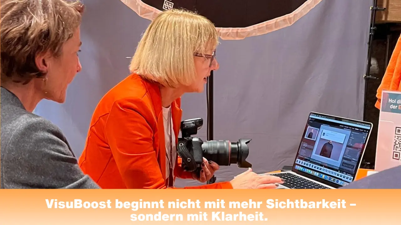 Karina Schuh bei der strategischen Sichtbarkeitsberatung VisuBoost in ruhiger Arbeitsatmosphäre