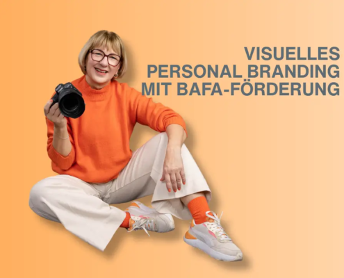 Karina Schuh, Fotografin für visuelles Personal Branding, mit Kamera vor orangem Hintergrund. Text: Visuelles Personal Branding mit BAFA-Förderung