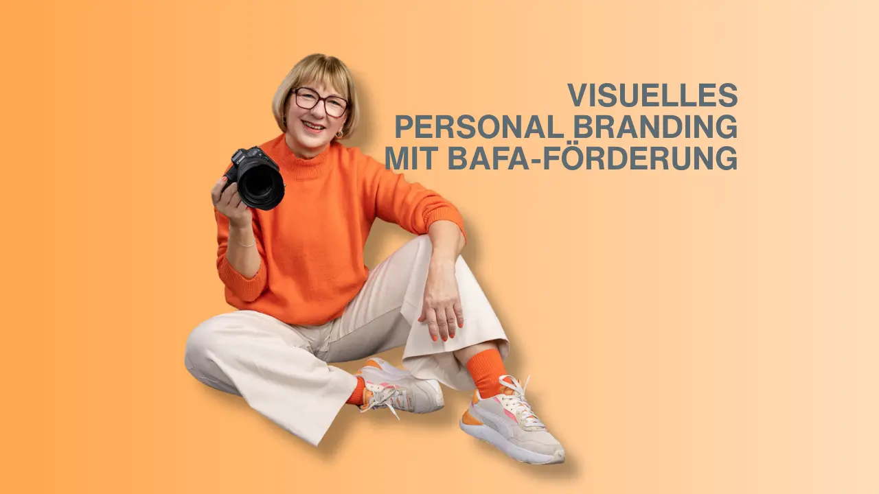 Karina Schuh, Fotografin für visuelles Personal Branding, mit Kamera vor orangem Hintergrund. Text: Visuelles Personal Branding mit BAFA-Förderung