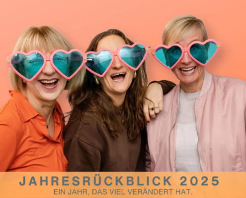 Karina Schuh mit Anne Weller und Joanna Gypser – zwei Frauen, die sie 2025 begleitet, gestärkt und inspiriert haben. Ein Jahr voller Mut, Nähe und Wandel.