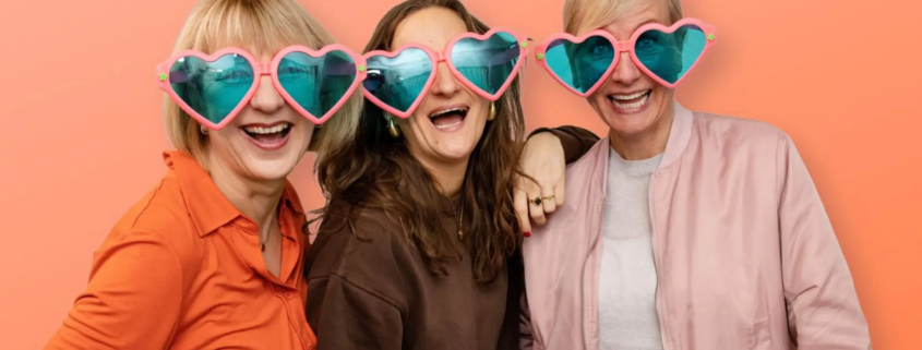 Karina Schuh mit Anne Weller und Joanna Gypser – zwei Frauen, die sie 2025 begleitet, gestärkt und inspiriert haben. Ein Jahr voller Mut, Nähe und Wandel.