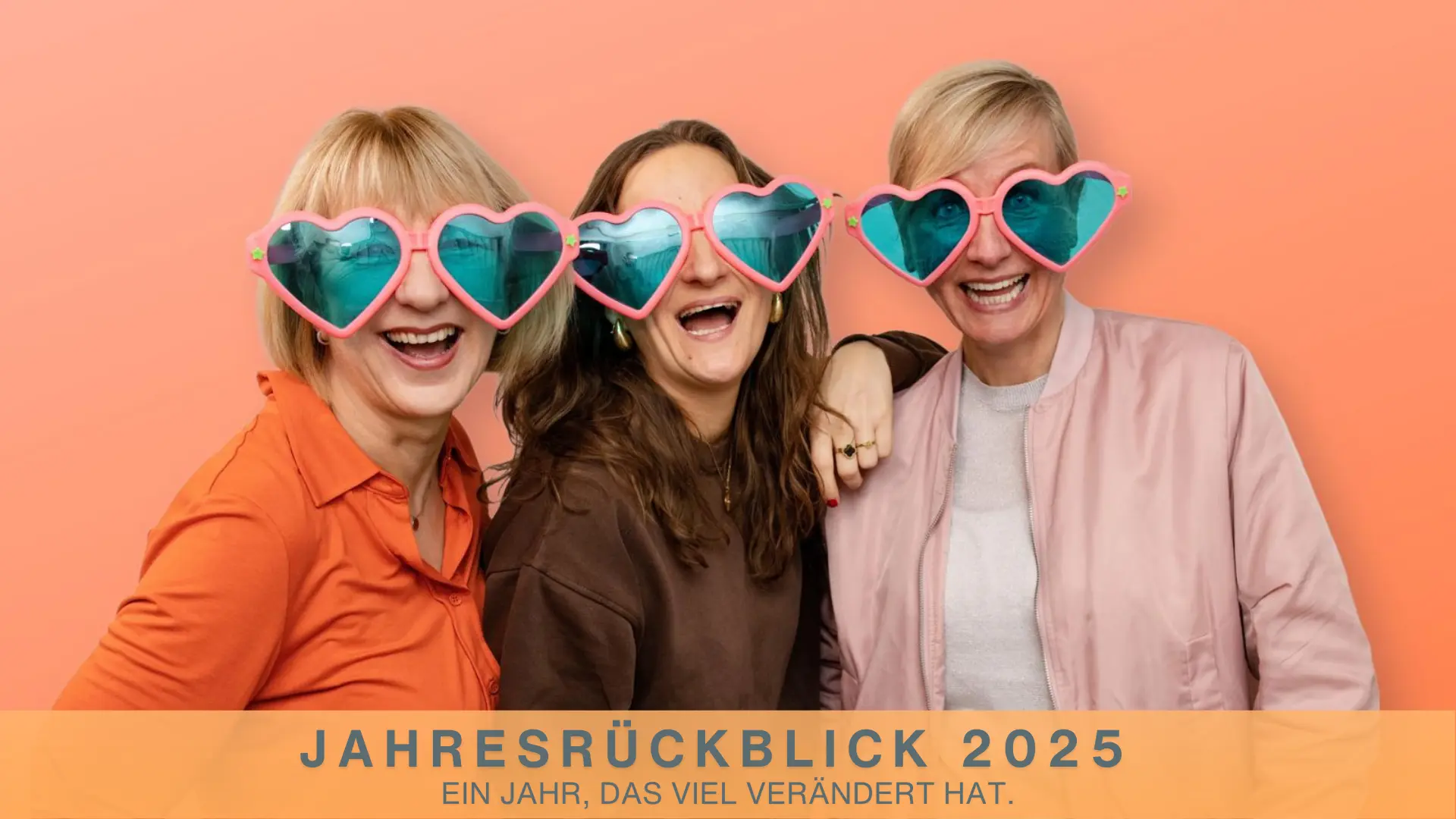 Karina Schuh mit Anne Weller und Joanna Gypser – zwei Frauen, die sie 2025 begleitet, gestärkt und inspiriert haben. Ein Jahr voller Mut, Nähe und Wandel.