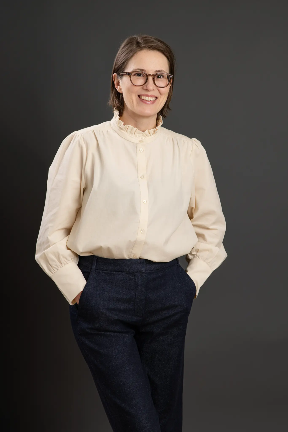 Ruhiges Businessporträt einer TCM- und Hypnose-Therapeutin im Studio.