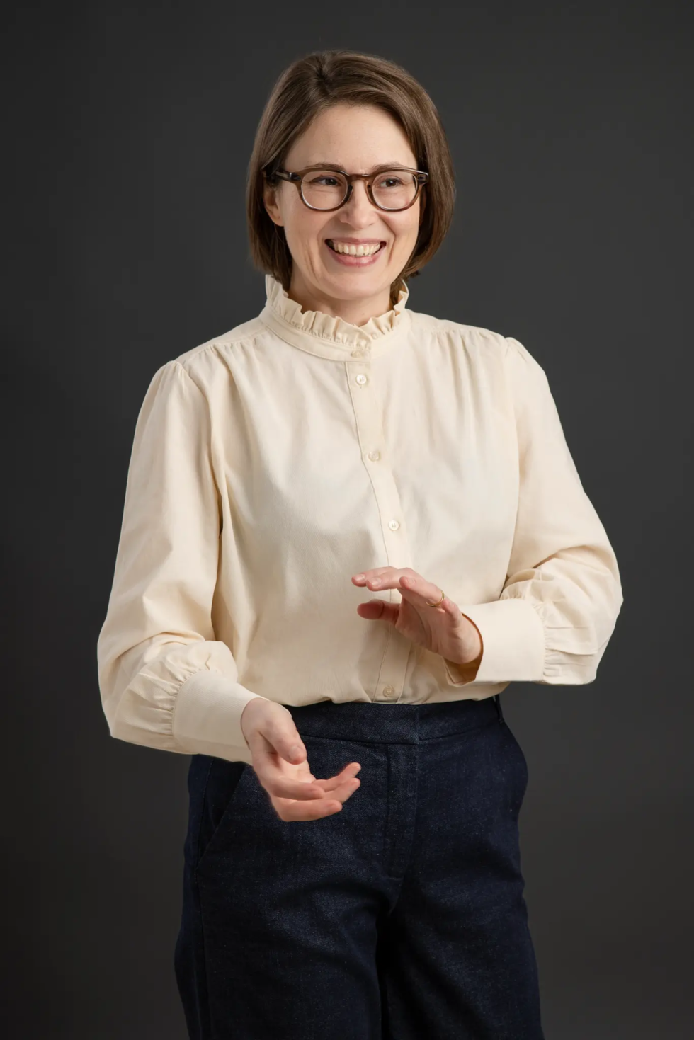 Businessporträt einer TCM- und Hypnose-Therapeutin im Studio.